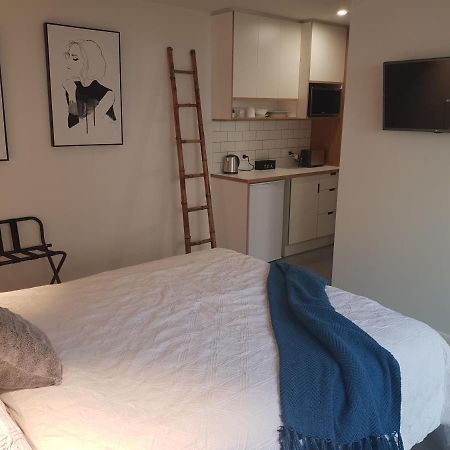 Modern, Private And Close To Town. 앨버리 외부 사진