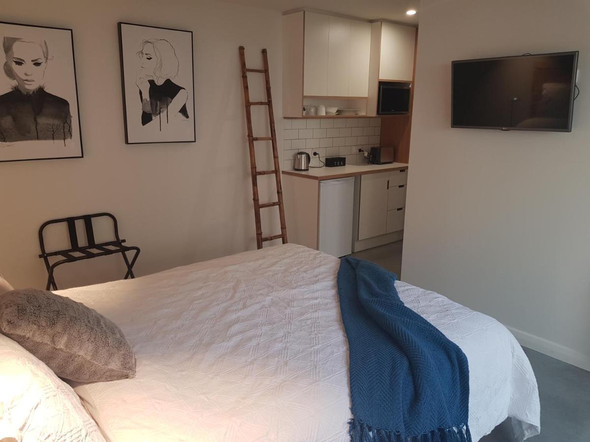 Modern, Private And Close To Town. 앨버리 외부 사진