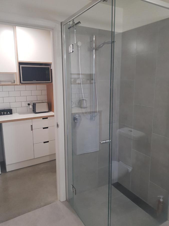 Modern, Private And Close To Town. 앨버리 외부 사진