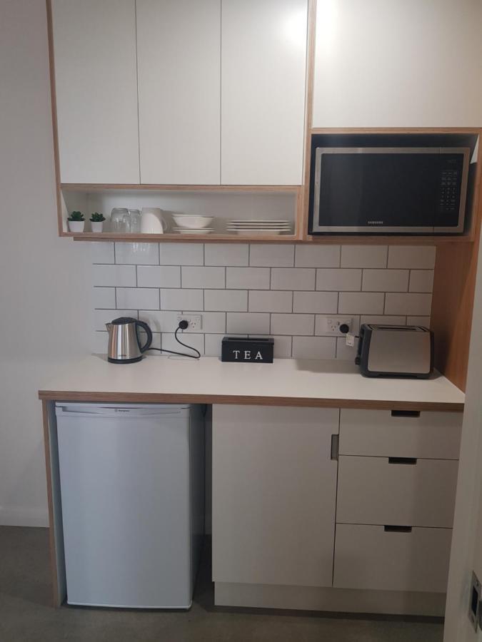 Modern, Private And Close To Town. 앨버리 외부 사진